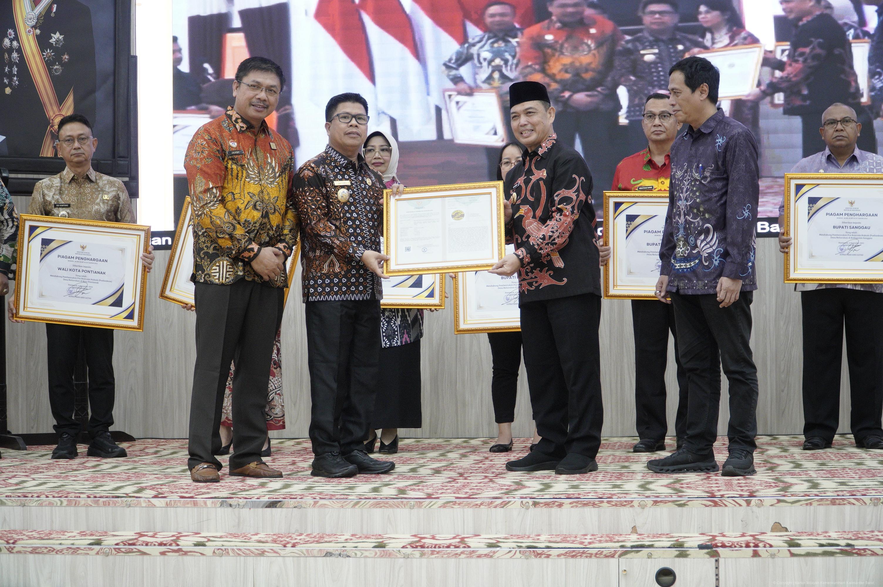 Kanwil Kemenkum Kalbar Serahkan Sertifikat Indikasi Geografis Tenun Cual Kepada Bupati Sambas Dalam Rangkaian Peresmian Posbankum Desa/Kelurahan