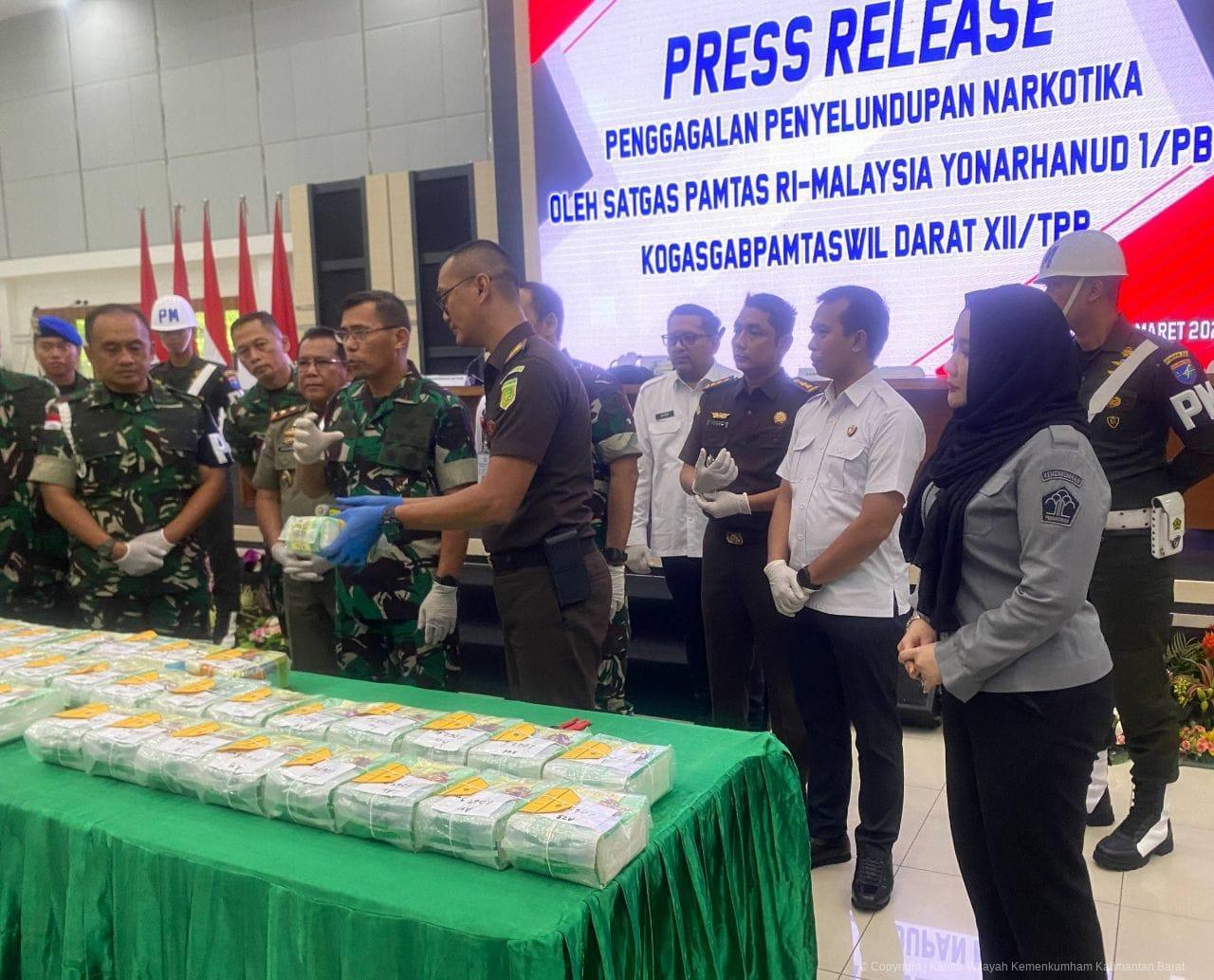 Kanwil Kemenkum Kalbar Hadiri Press Release Penggagalan Penyelundupan 55 Kg Sabu di Perbatasan RI–Malaysia
